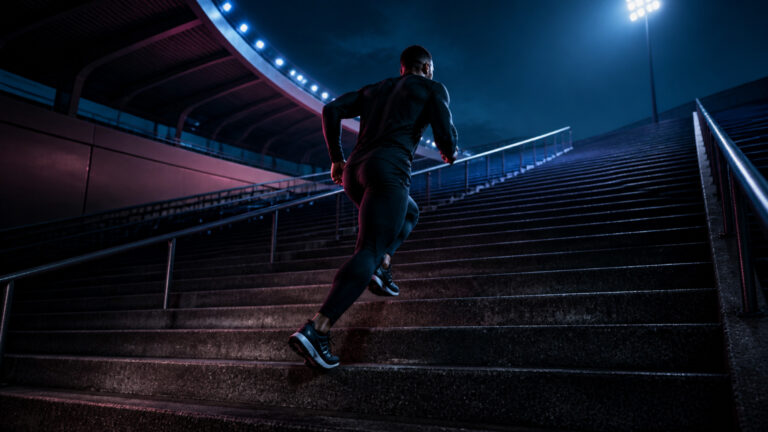 Läufer auf der Stadiontreppe bei Nacht
