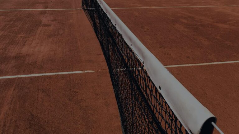 Tennis-Sandplatz mit Netz in Nahaufnahme